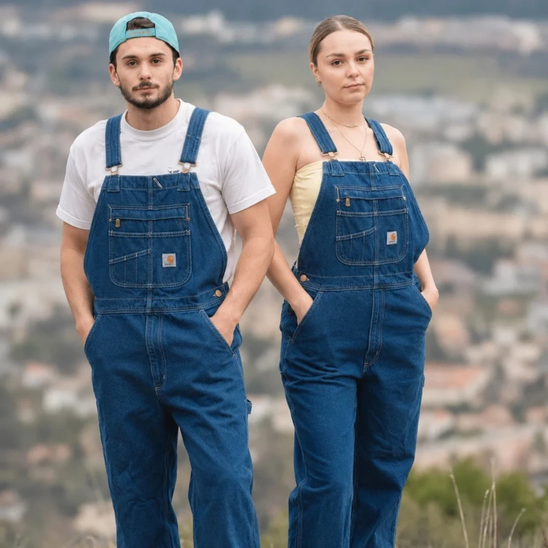 Salopette Carhartt Denim portée par un homme et une femme, coupe ample, vue de face