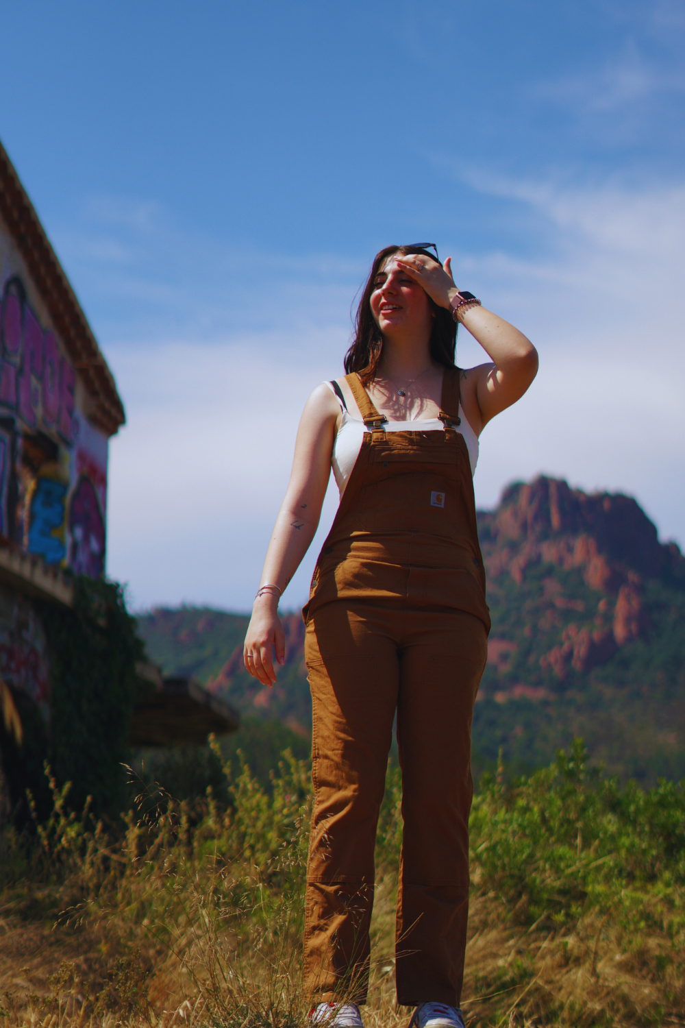 10 idées de looks femme avec une salopette Carhartt