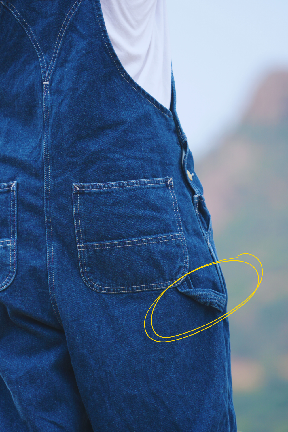 À quoi sert la languette sur une salopette Carhartt ?