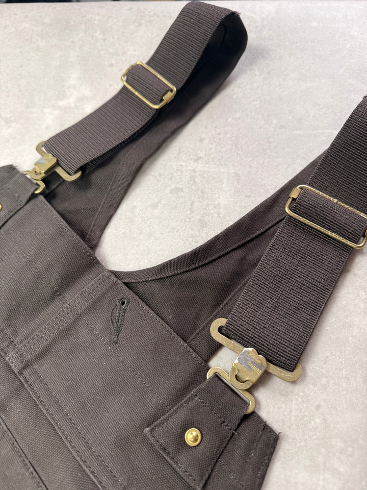 Salopette Carhartt Canvas marron : attache de bretelle à la finition usée par endroits, fines rayures sur le métal
