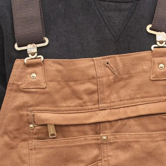 Haut de la bavette camel : bretelles réglables, attaches métalliques et rivets