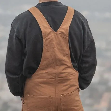 Dos de la salopette camel portée : bretelles croisées en toile