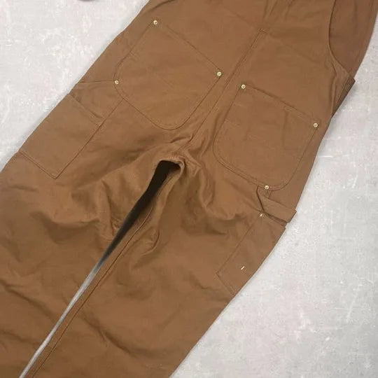 Salopette camel à plat, vue arrière : poches arrière plaquées et rivets