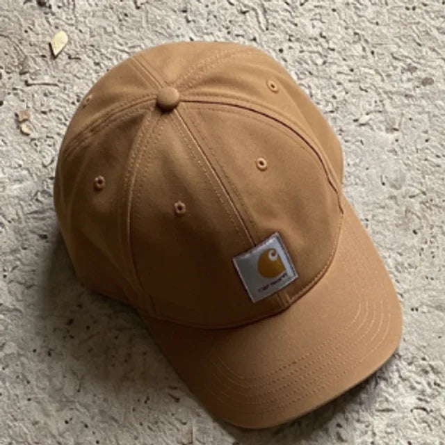 Casquette Carhartt marron posée sur du béton