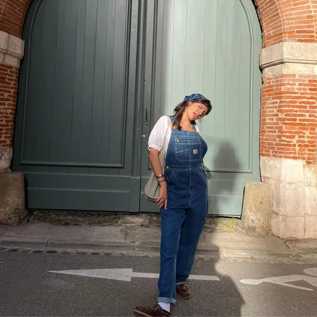 Femme en salopette Carhartt Denim avec revers aux chevilles, chemise blanche et mocassins