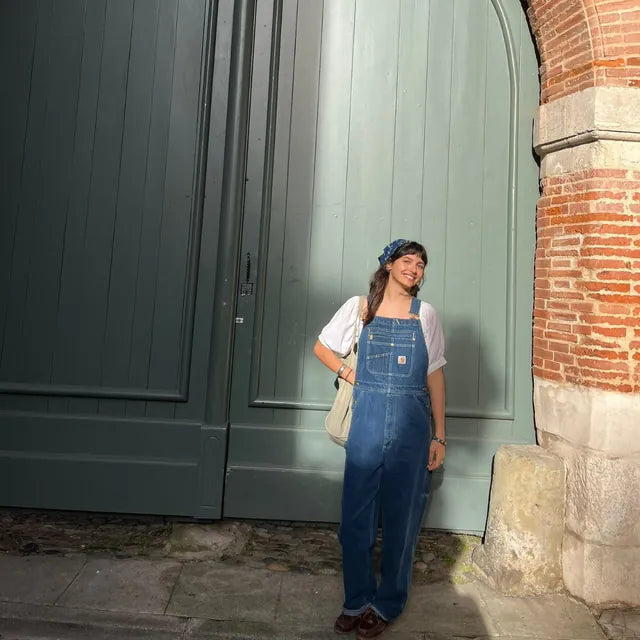 Salopette Carhartt Denim portée par une femme, coupe ample, vue en pied