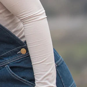 Hanche : bouton de côté métallique et ouverture de la poche avant