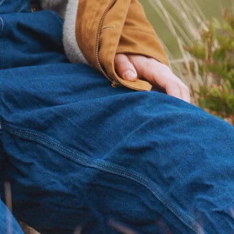 Jambe : couture double et surpiqûres contrastées