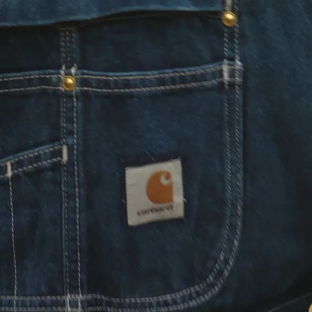 Étiquette Carhartt cousue sur la poche et coutures contrastées