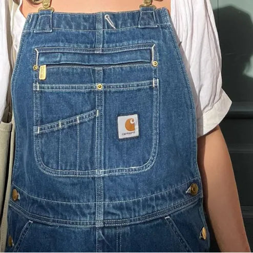 Bavette portée : poche fermée par un zip, poche stylo, étiquette Carhartt
